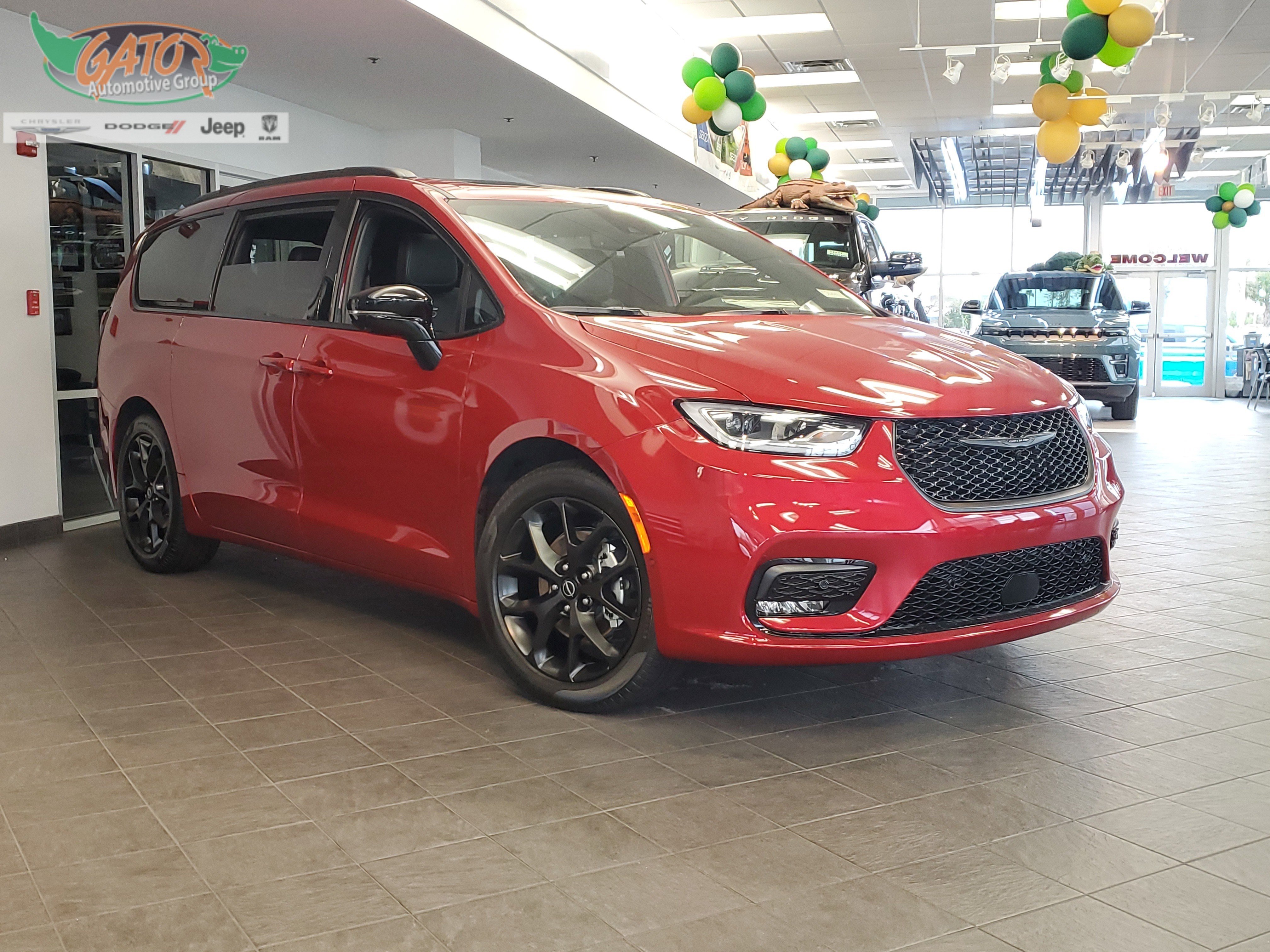 New 2026 Chrysler Pacifica Limited w/ Uconnect Theater Family Group image 1