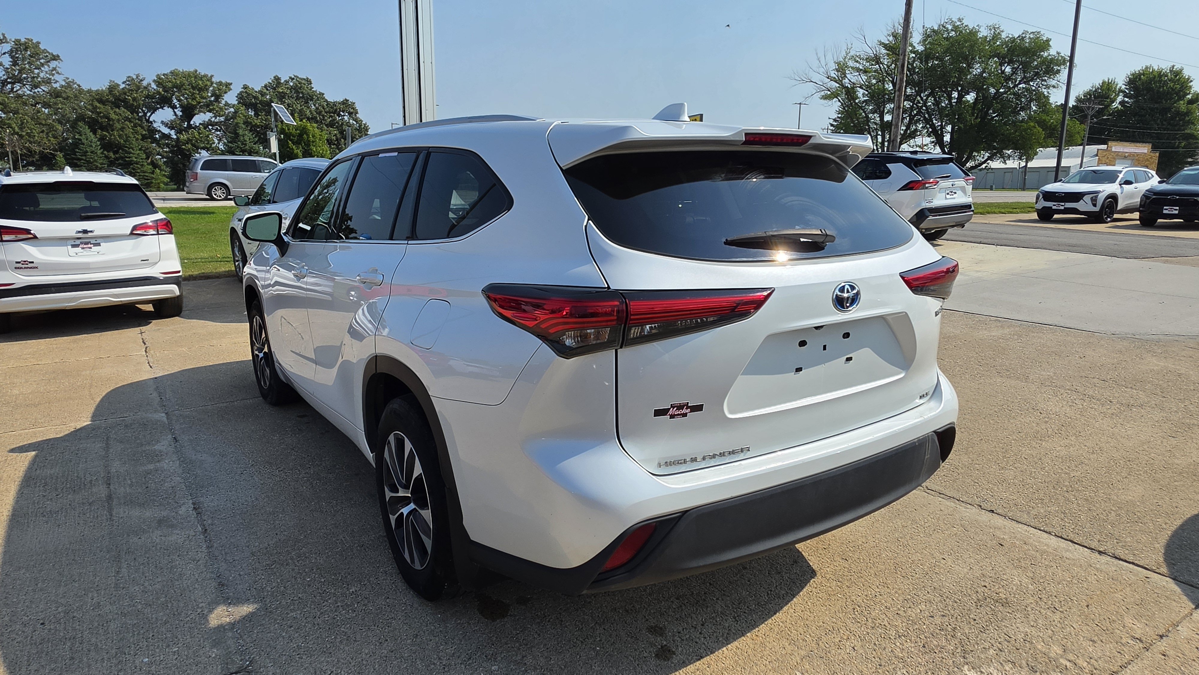 Used 2022 Toyota Highlander XLE AWD/4WD image 7