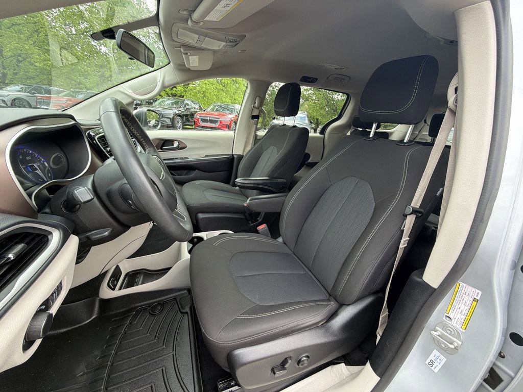 Used 2022 Chrysler Voyager LX FWD image 11