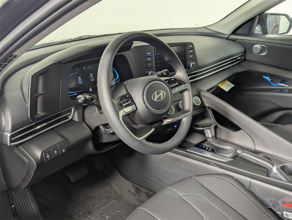 Certified 2025 Hyundai Elantra SE image 11