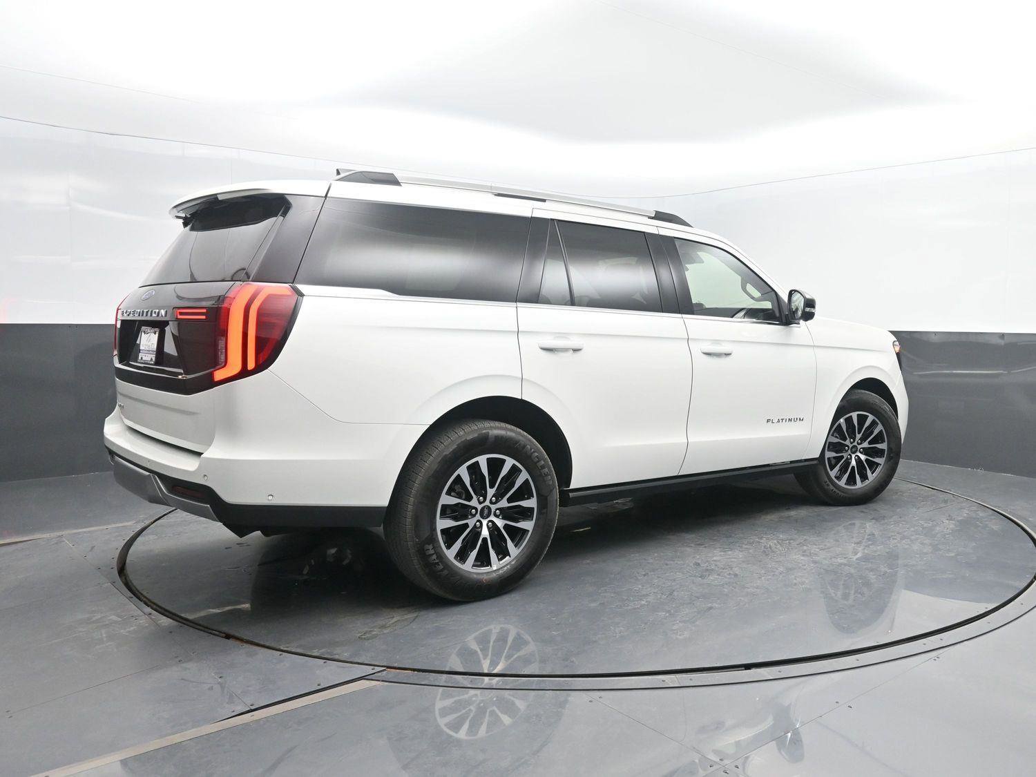 Used 2025 Ford Expedition Platinum image 2