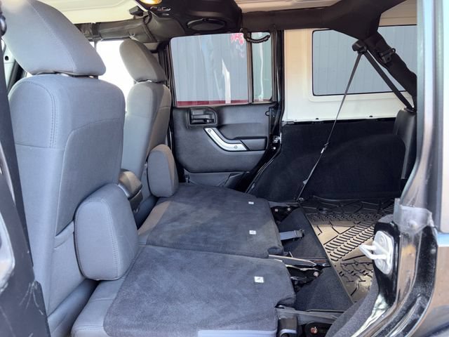 Used 2012 Jeep Wrangler Unlimited Rubicon w/ Connectivity Group AWD/4WD image 39