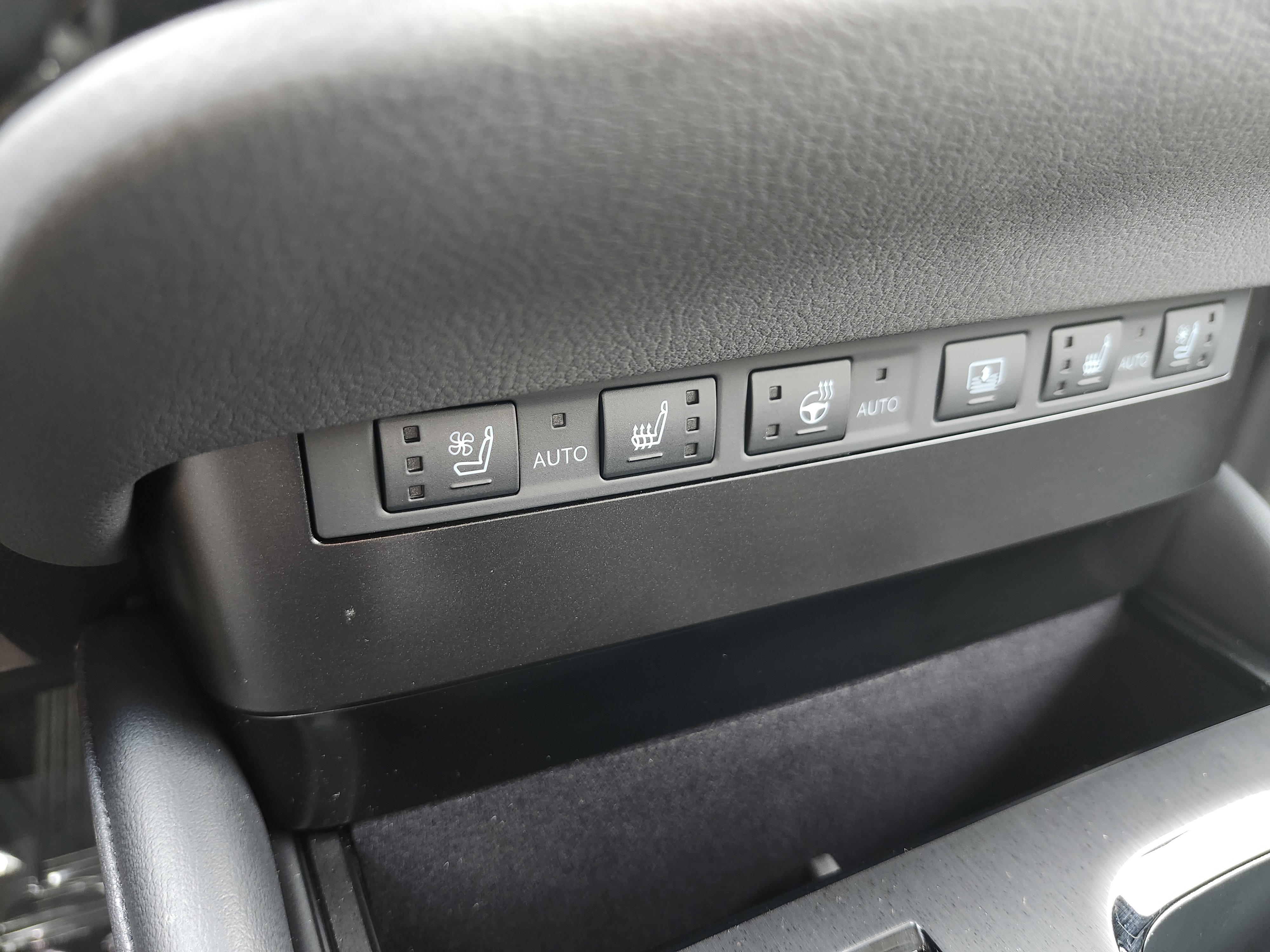 Used 2025 Lexus ES 300h Ultra Luxury w/ Accessory Package (Z2) image 11