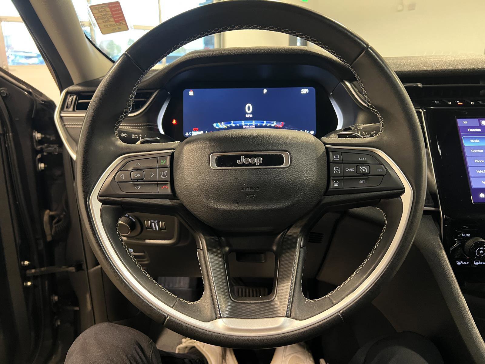 Used 2023 Jeep Grand Cherokee Laredo image 11