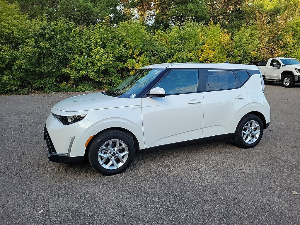 Used 2025 Kia Soul LX w/ LX Technology Package FWD image 17