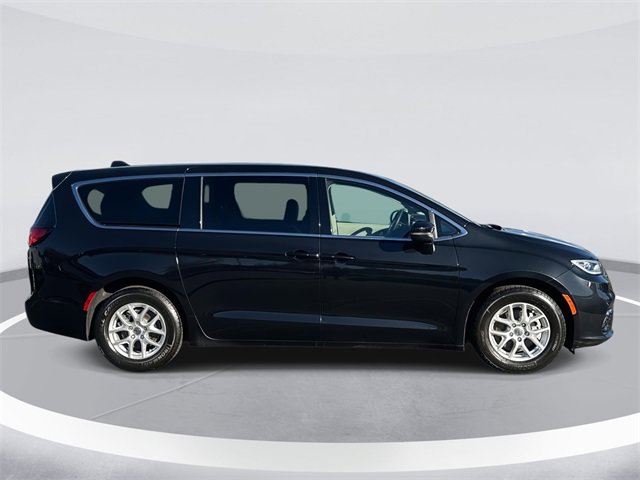 Used 2023 Chrysler Pacifica Touring-L image 4