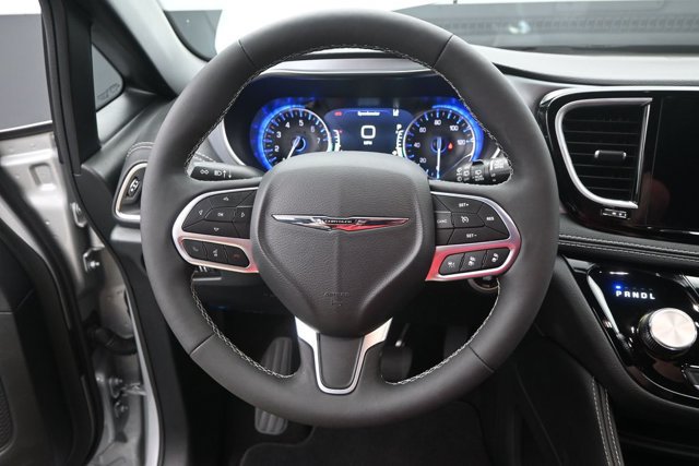 Used 2026 Chrysler Pacifica Limited FWD image 7