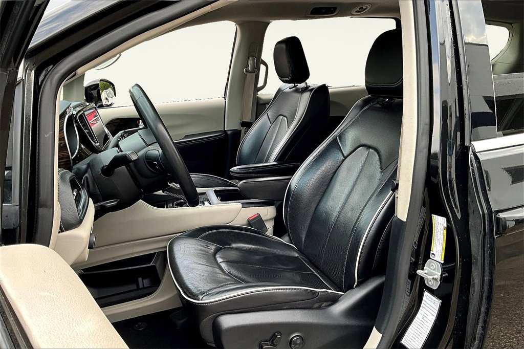 Used 2022 Chrysler Pacifica Limited image 21
