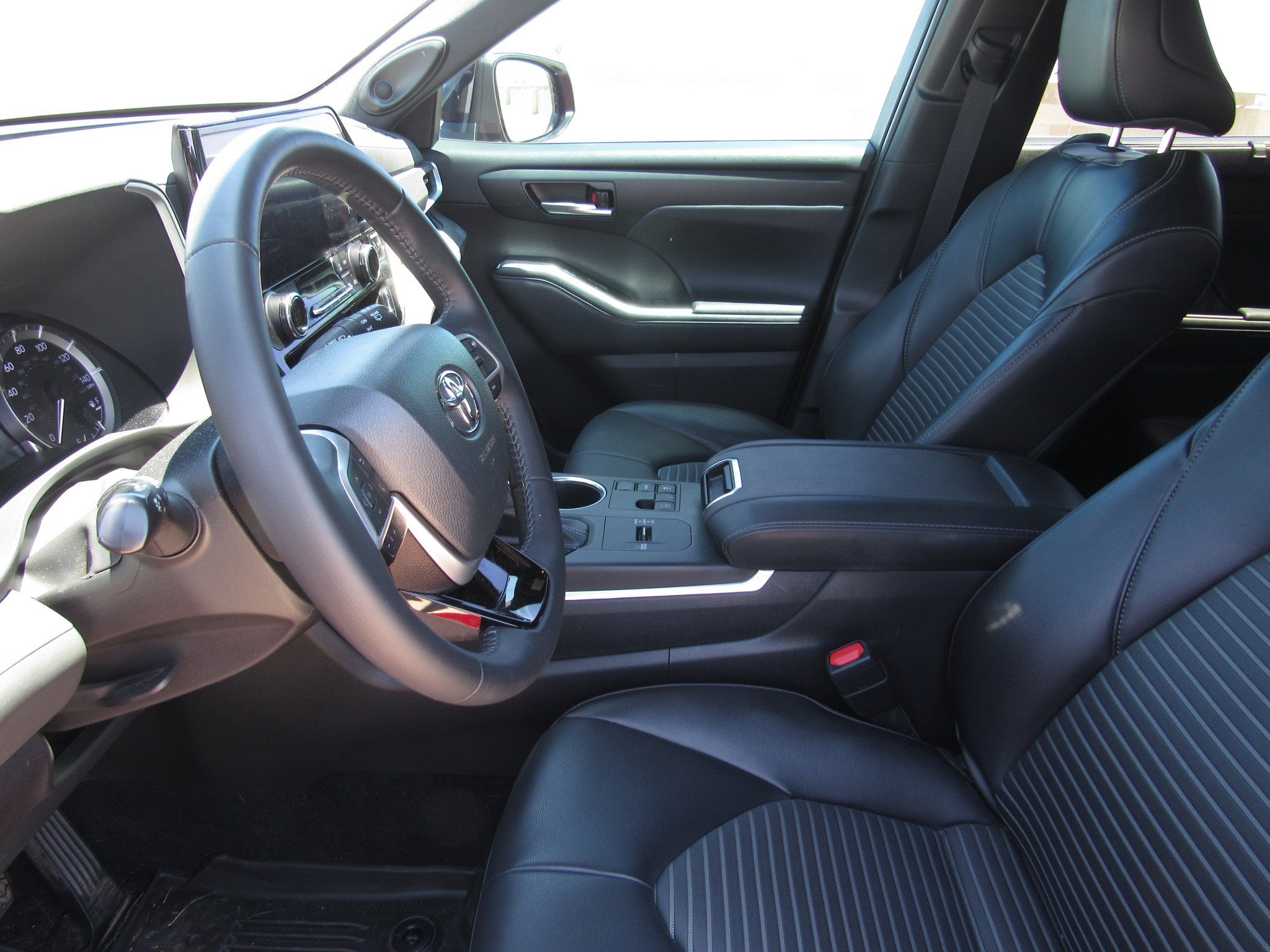 Used 2023 Toyota Highlander XSE FWD image 16
