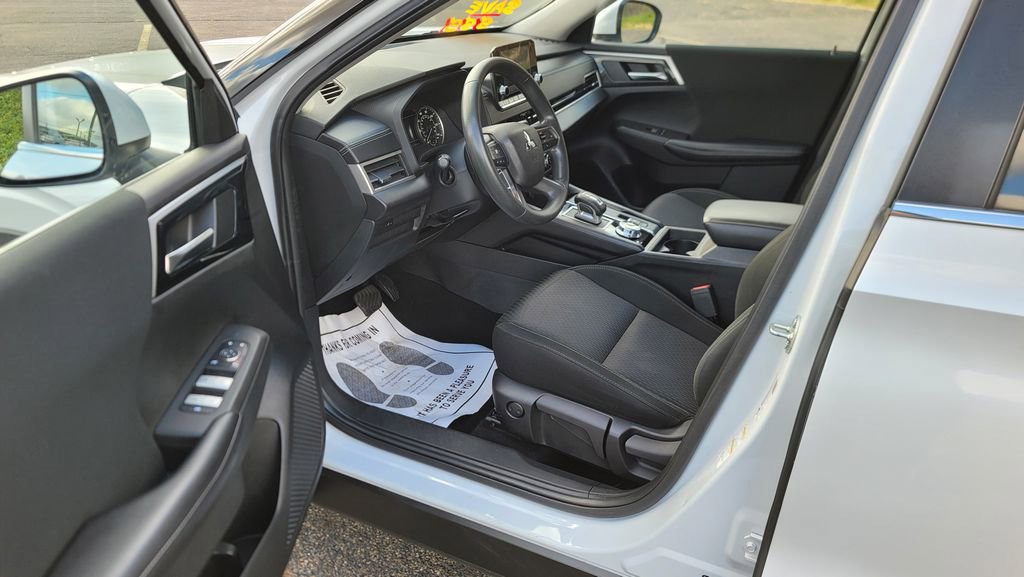 Used 2022 Mitsubishi Outlander ES image 18