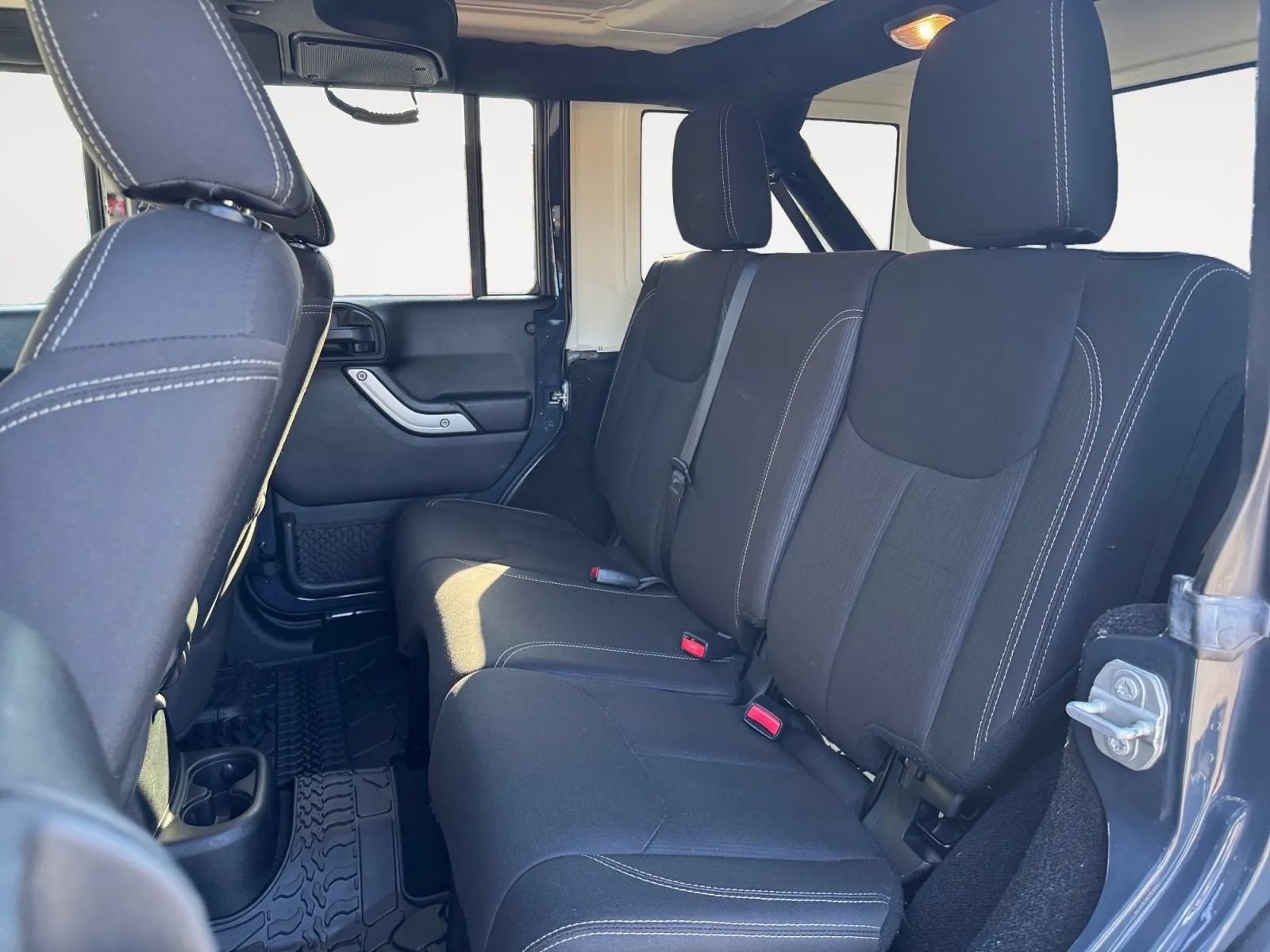 Used 2017 Jeep Wrangler Unlimited Rubicon w/ Connectivity Group AWD/4WD image 13