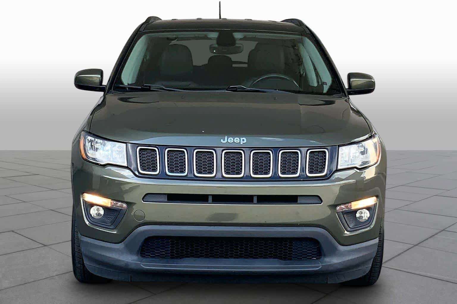 Used 2018 Jeep Compass Latitude w/ Popular Equipment Group FWD image 4