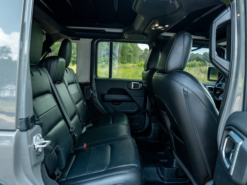 Used 2022 Jeep Wrangler Unlimited Sahara AWD/4WD image 17