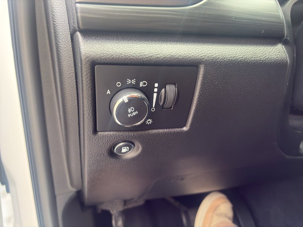 Used 2019 Jeep Grand Cherokee Laredo AWD/4WD image 14