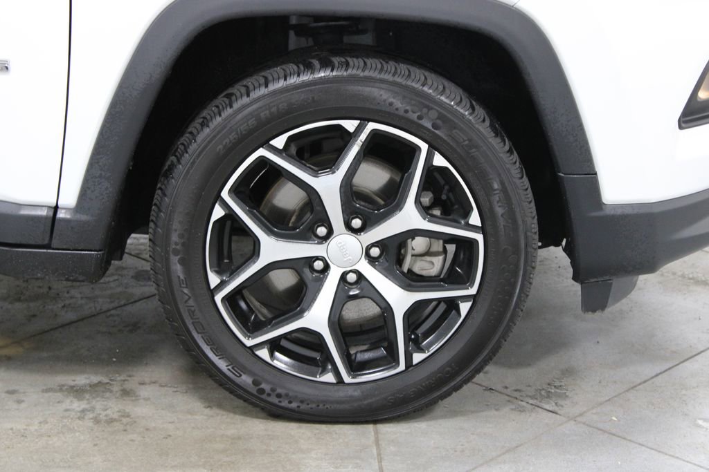 Used 2024 Jeep Compass Latitude image 11