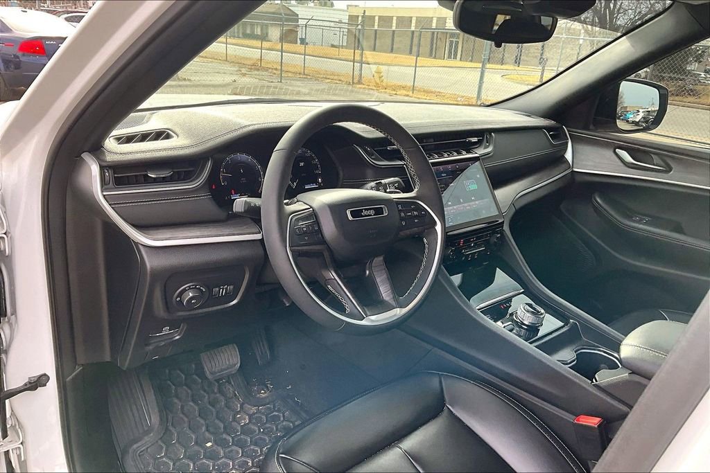 Used 2024 Jeep Grand Cherokee Limited w/ Black Appearance Package image 17