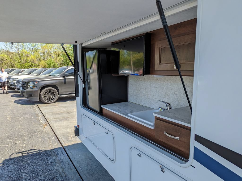 Used 2019 Chevrolet Express 4500 w/ RV Package RWD image 11