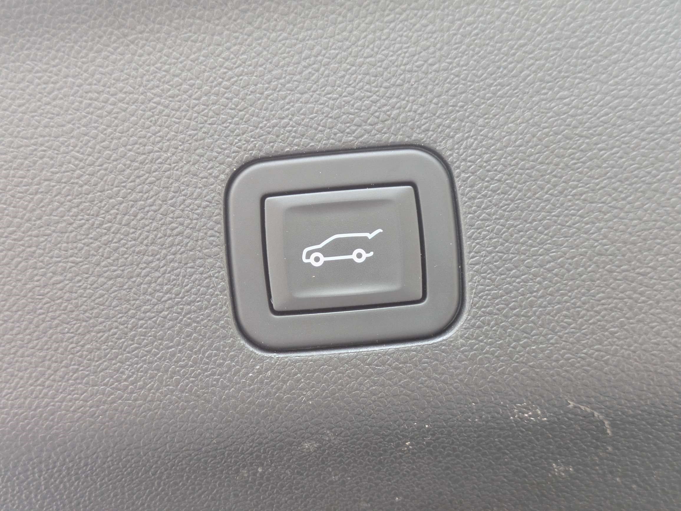 Used 2025 Chevrolet Suburban LT AWD/4WD image 13