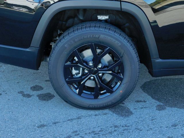 New 2025 Jeep Grand Cherokee L Laredo image 11