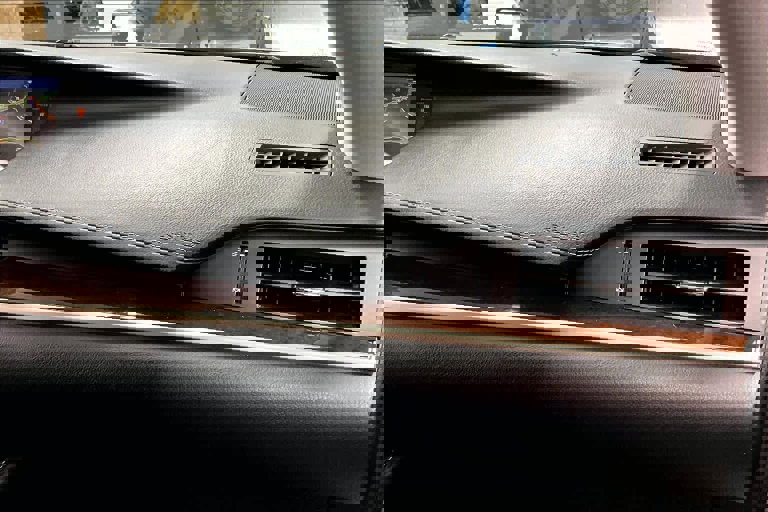 Used 2016 Lexus ES 300h w/ Luxury Package w/Wood Trim image 18