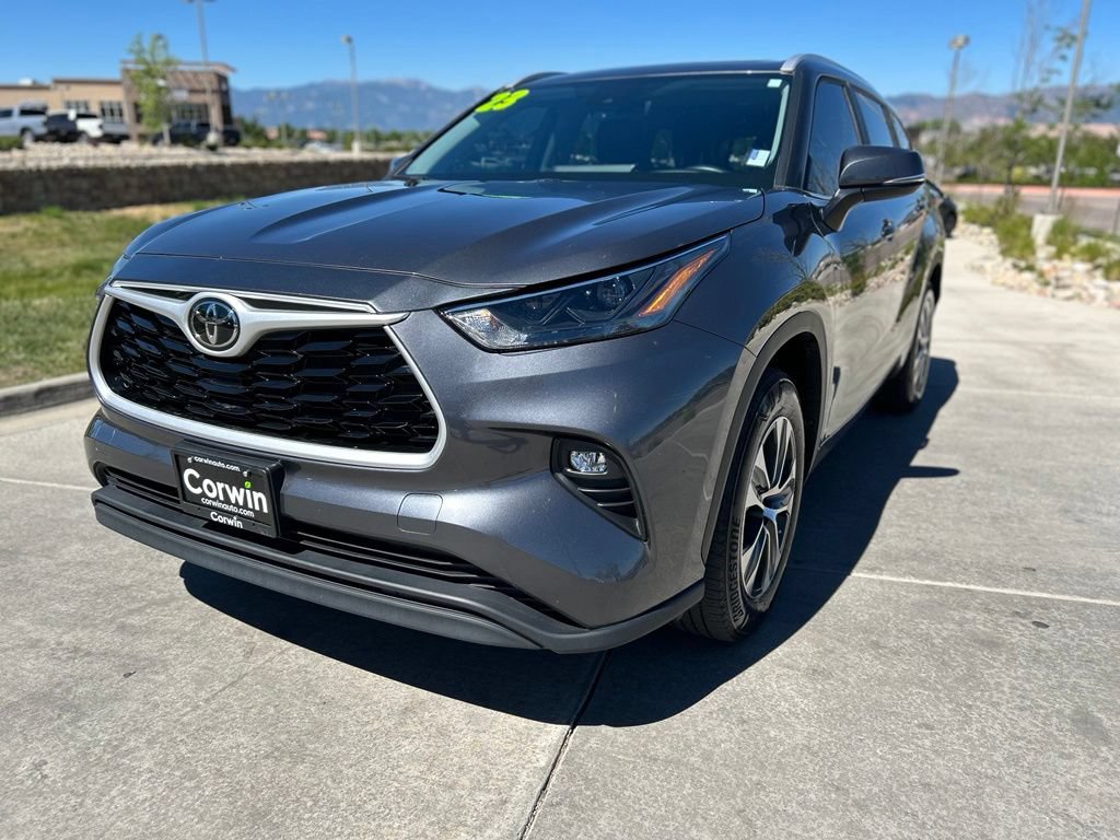 Used 2023 Toyota Highlander XLE FWD image 3