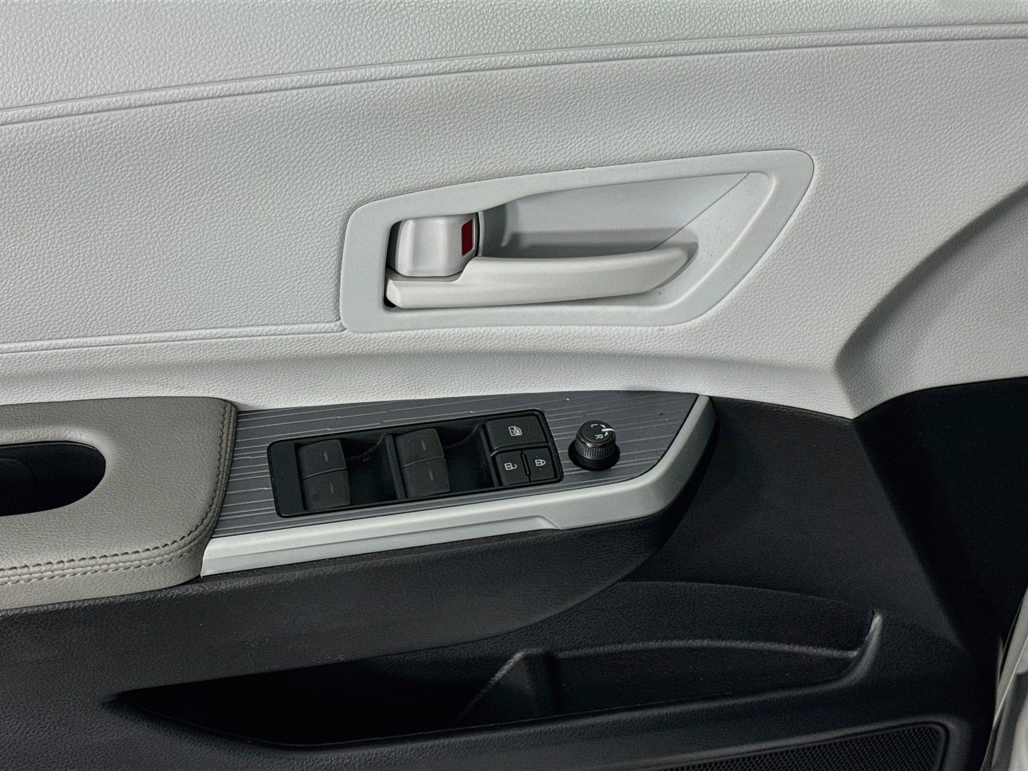 Certified 2025 Toyota Sienna LE FWD image 17