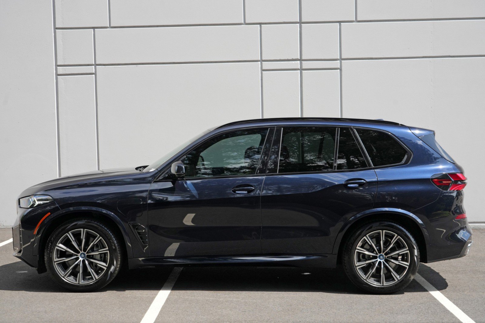 Used 2024 BMW X5 xDrive50e w/ M Sport Package AWD/4WD image 54