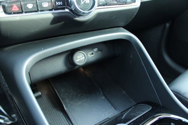 Used 2025 Volvo XC40 B5 Plus image 20