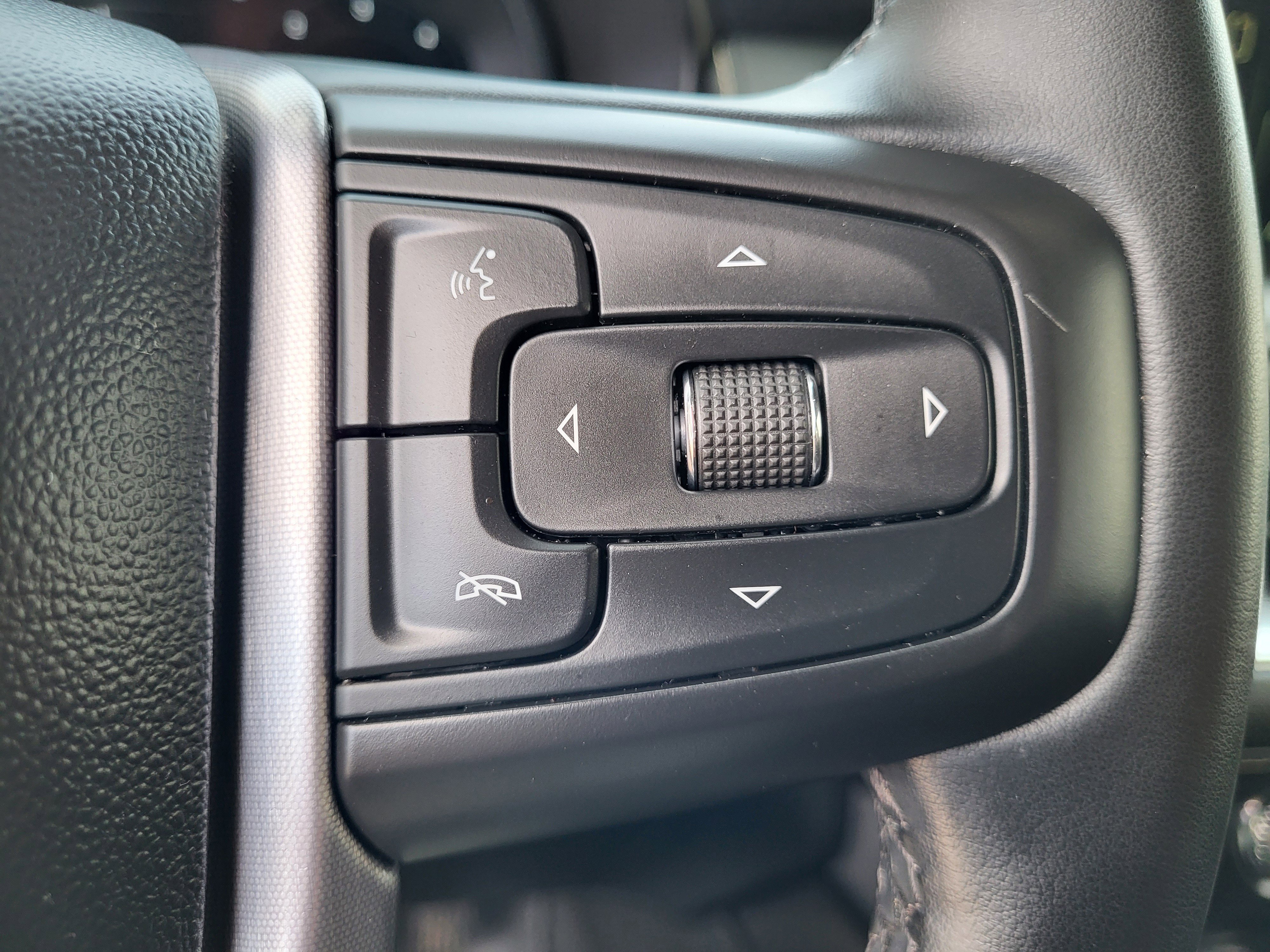 Used 2024 GMC Yukon SLT w/ SLT Luxury Package image 20