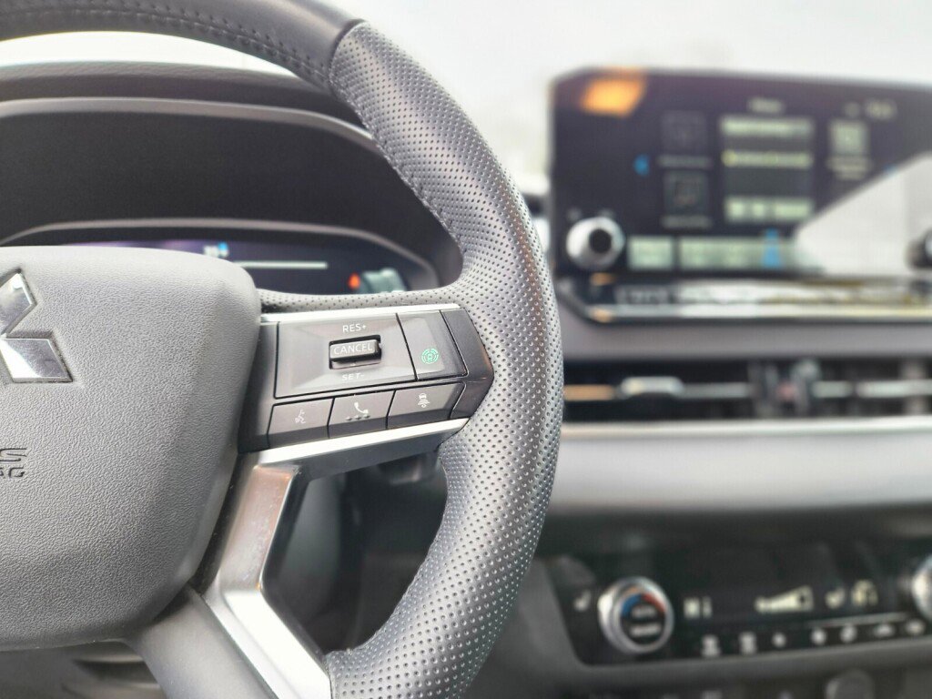 Used 2024 Mitsubishi Outlander SE image 28