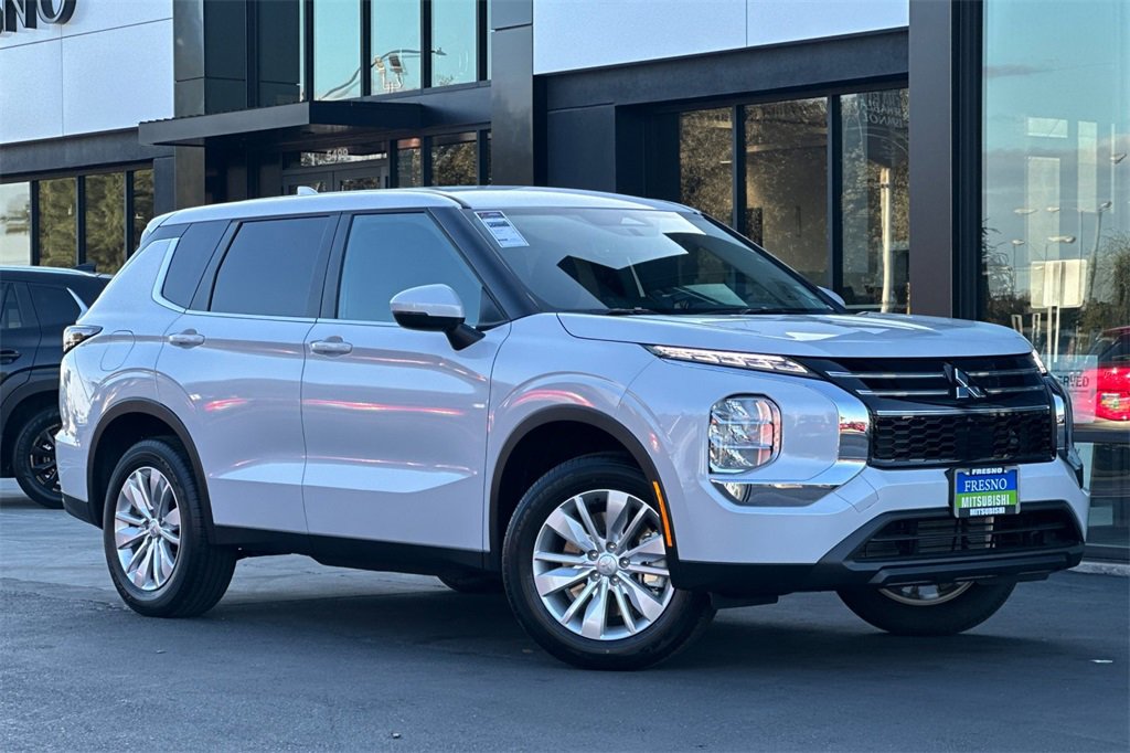 New 2025 Mitsubishi Outlander ES image 3