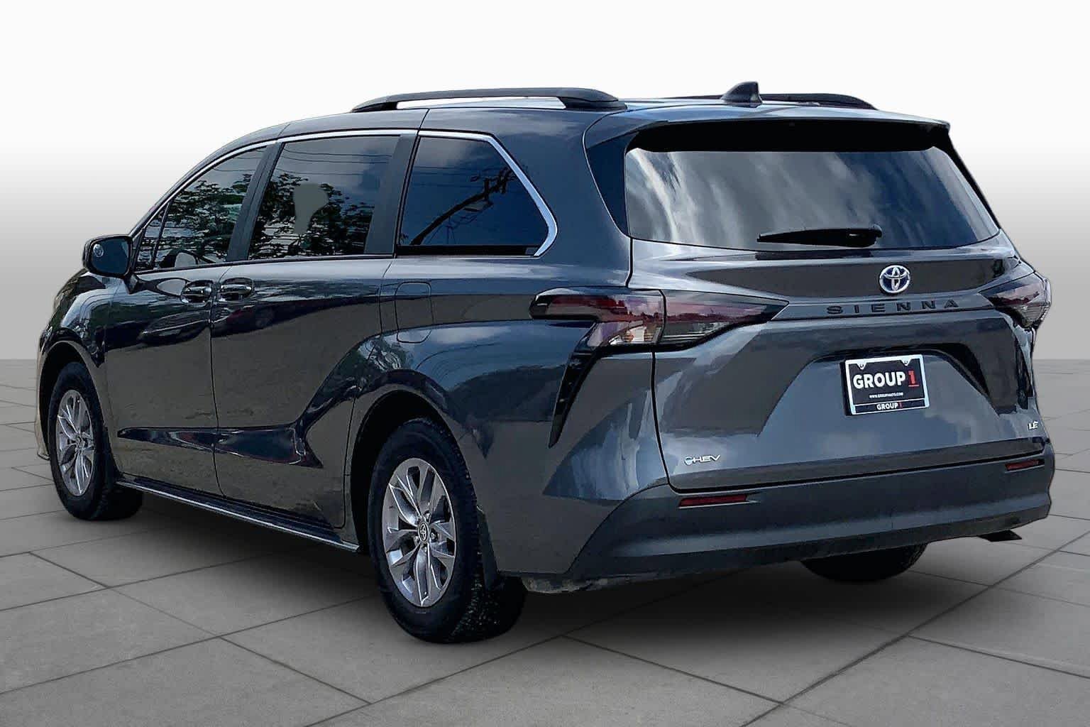 Used 2025 Toyota Sienna LE FWD image 12