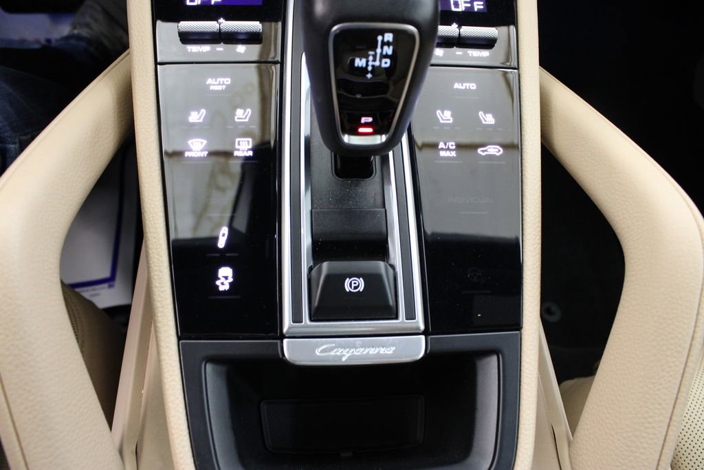 Certified 2023 Porsche Cayenne Platinum Edition image 38