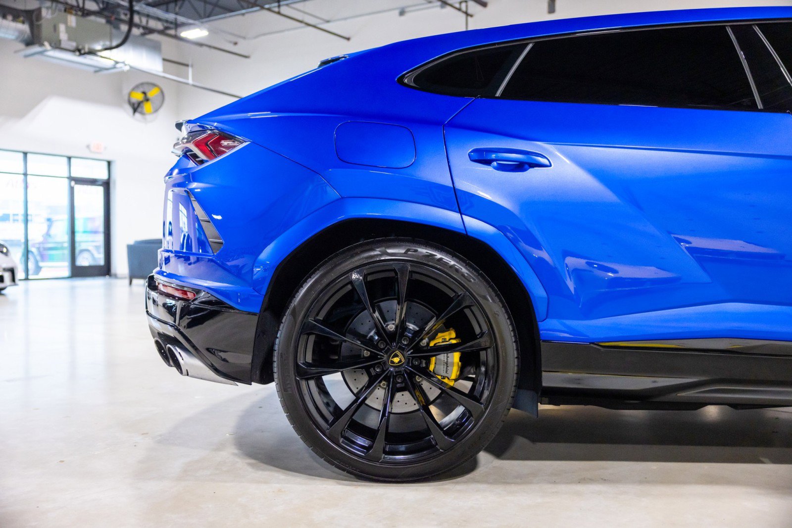 Used 2022 Lamborghini Urus AWD/4WD image 24