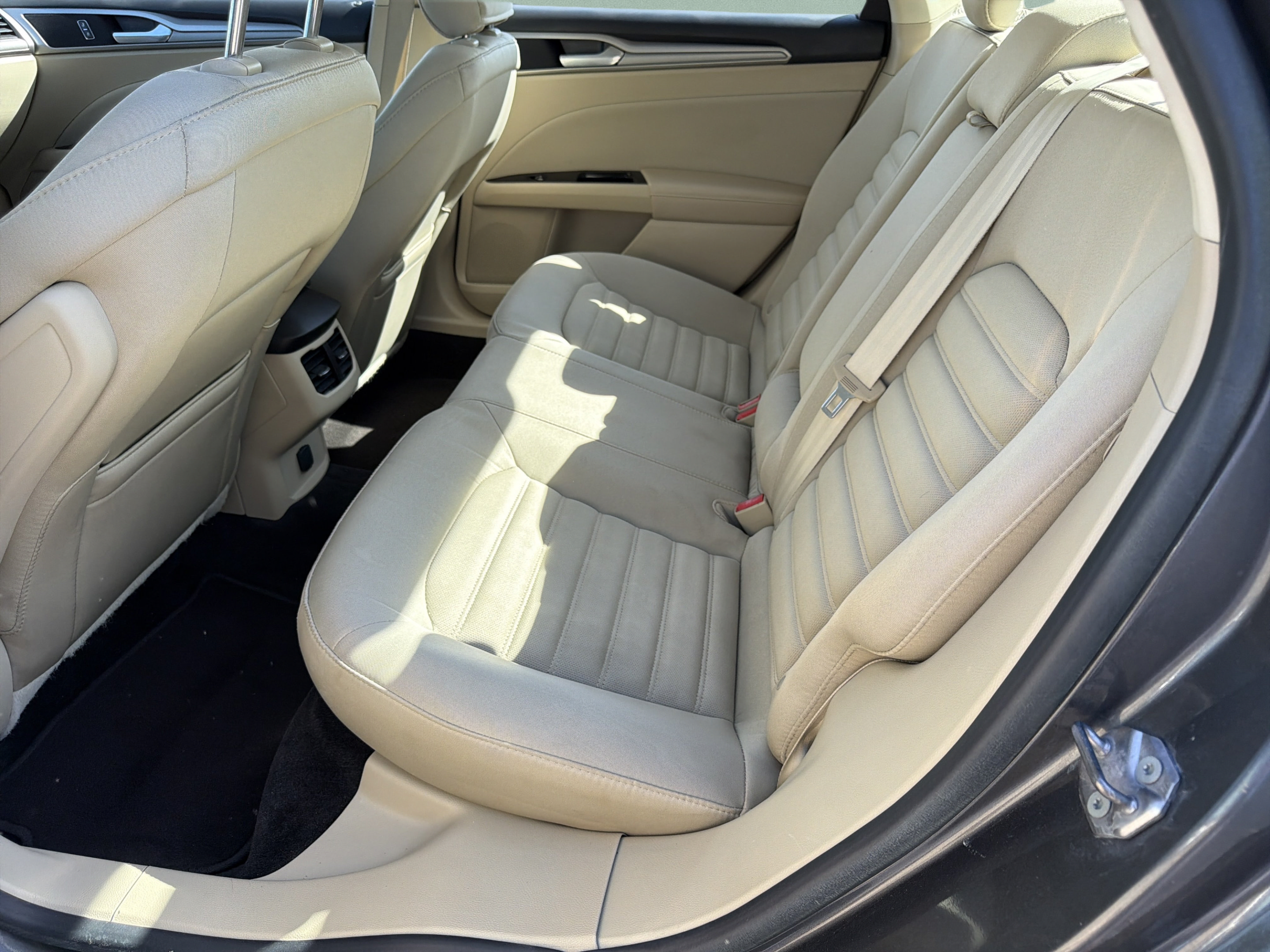 Used 2015 Ford Fusion SE FWD image 22