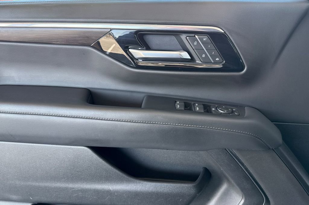 Used 2025 Chevrolet Suburban LT image 16