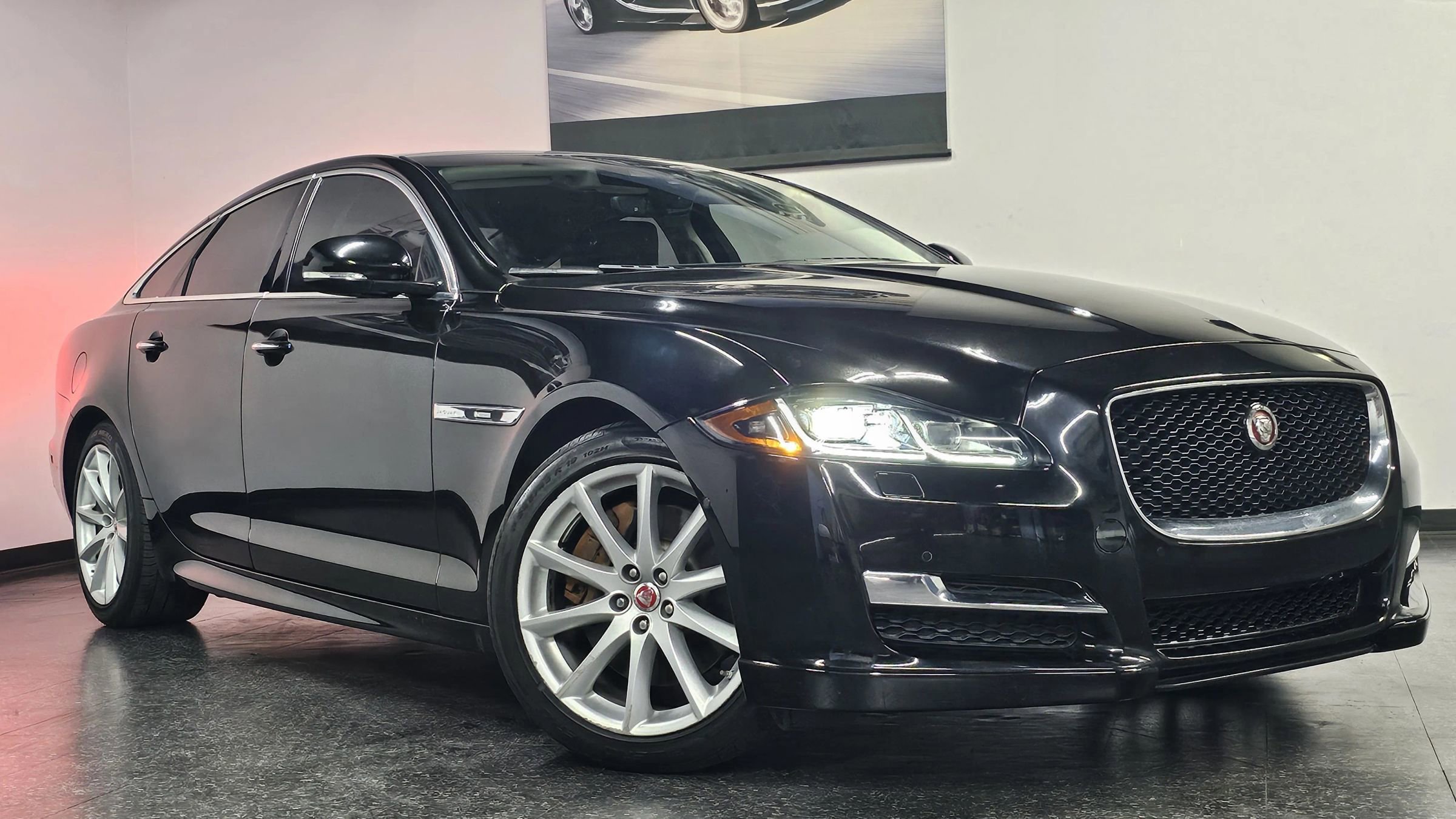 Used 2018 Jaguar XJ R-Sport RWD image 1