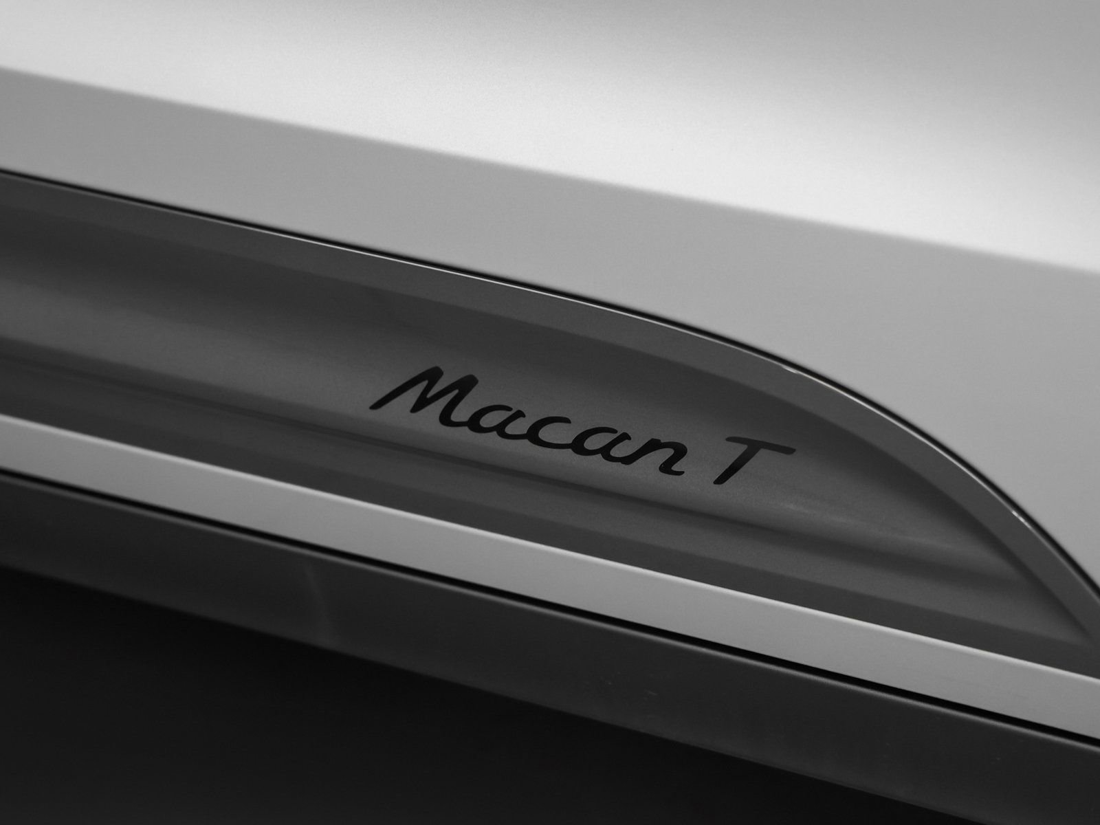 New 2025 Porsche Macan Turbo image 15