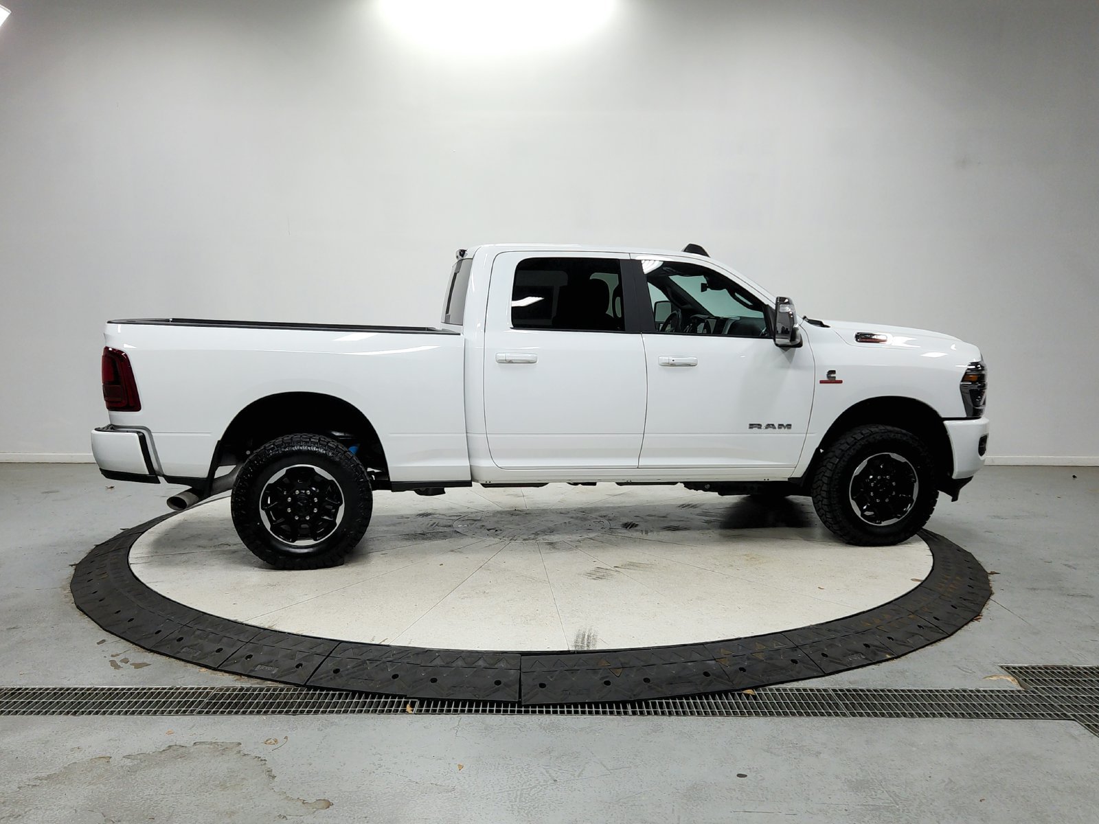 Used 2025 RAM 2500 Laramie AWD/4WD image 9
