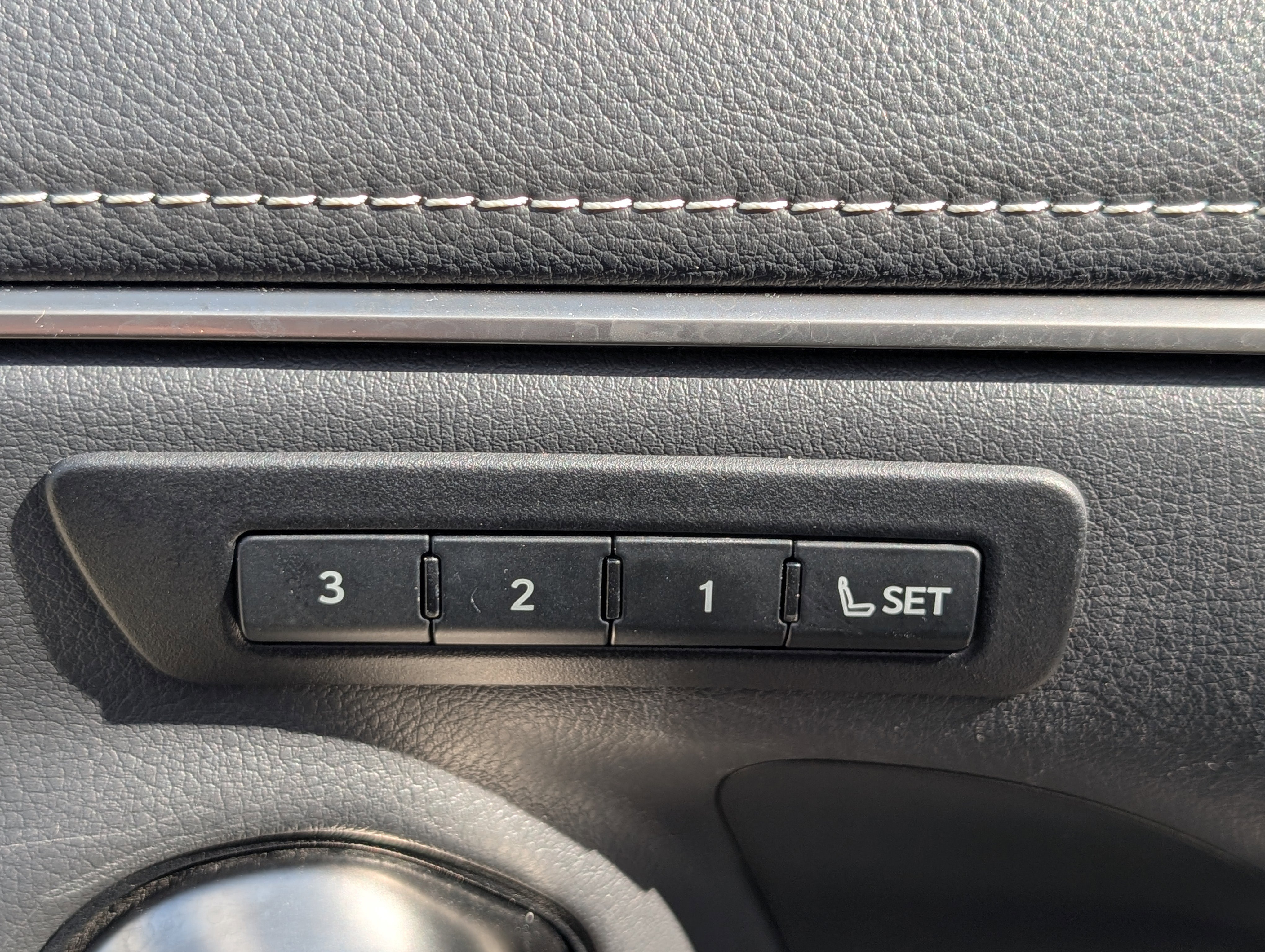 Certified 2022 Lexus ES 300h w/ Premium Package image 20