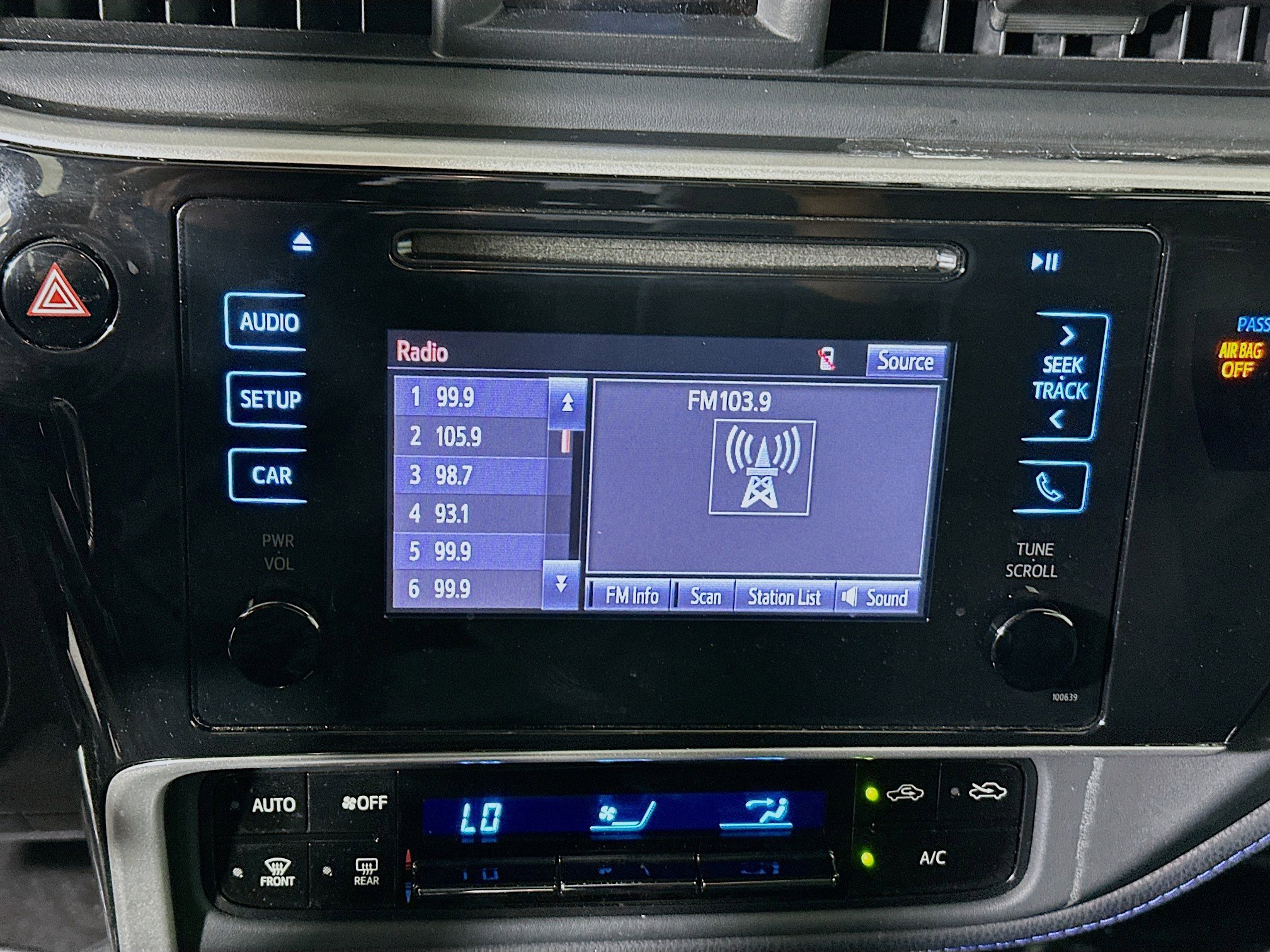 Used 2018 Toyota Corolla SE image 23