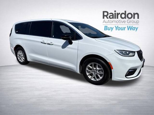 Used 2025 Chrysler Pacifica Select FWD image 1