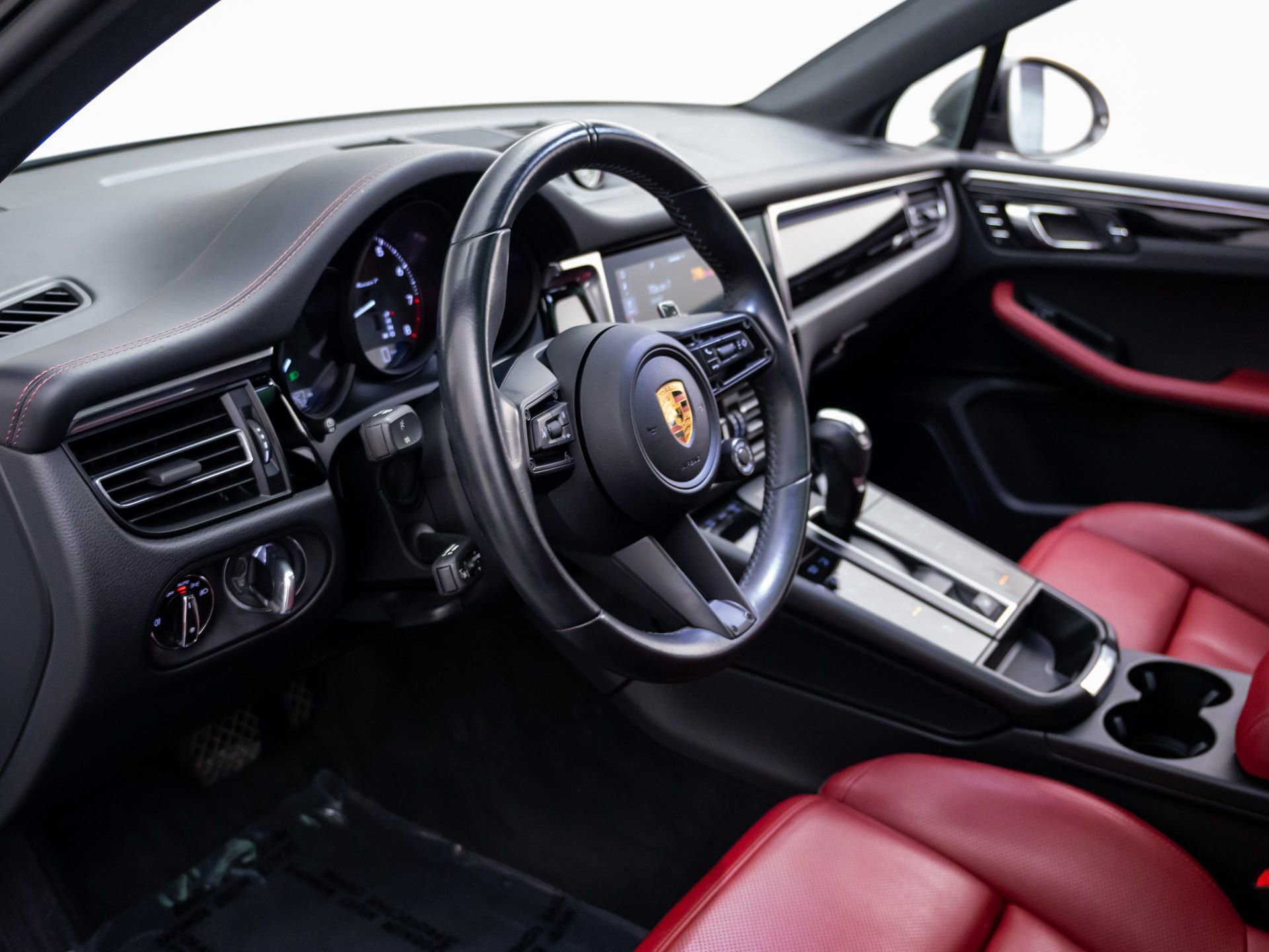 Certified 2023 Porsche Macan Turbo image 4