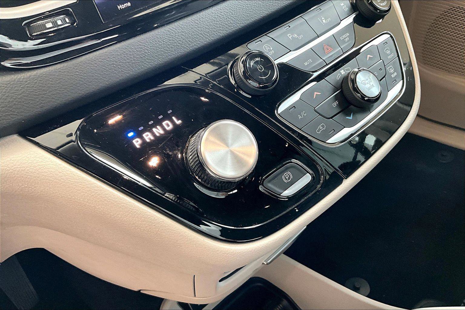 Used 2023 Chrysler Pacifica Touring-L image 16