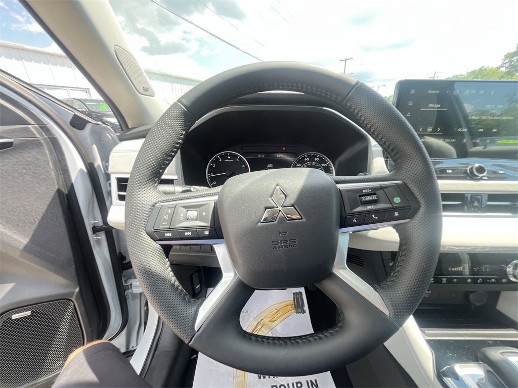 New 2025 Mitsubishi Outlander SE image 14