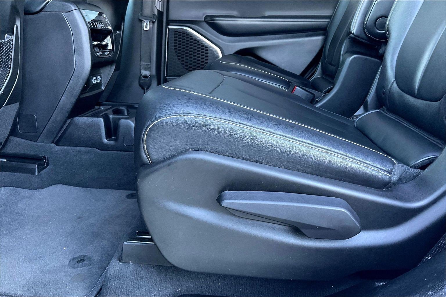 Used 2022 Jeep Grand Cherokee L Limited w/ Trailer Tow Group (B) image 17