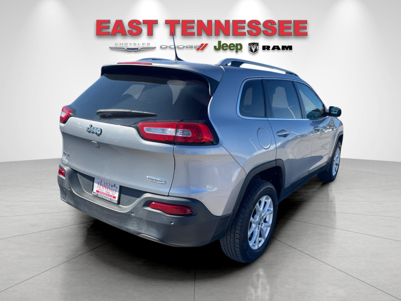 Used 2017 Jeep Cherokee Latitude w/ Safety/Convenience Group AWD/4WD image 3