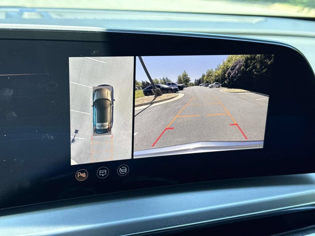 Certified 2025 Cadillac Lyriq Luxury w/ LPO, Floor Liner Package AWD/4WD image 34