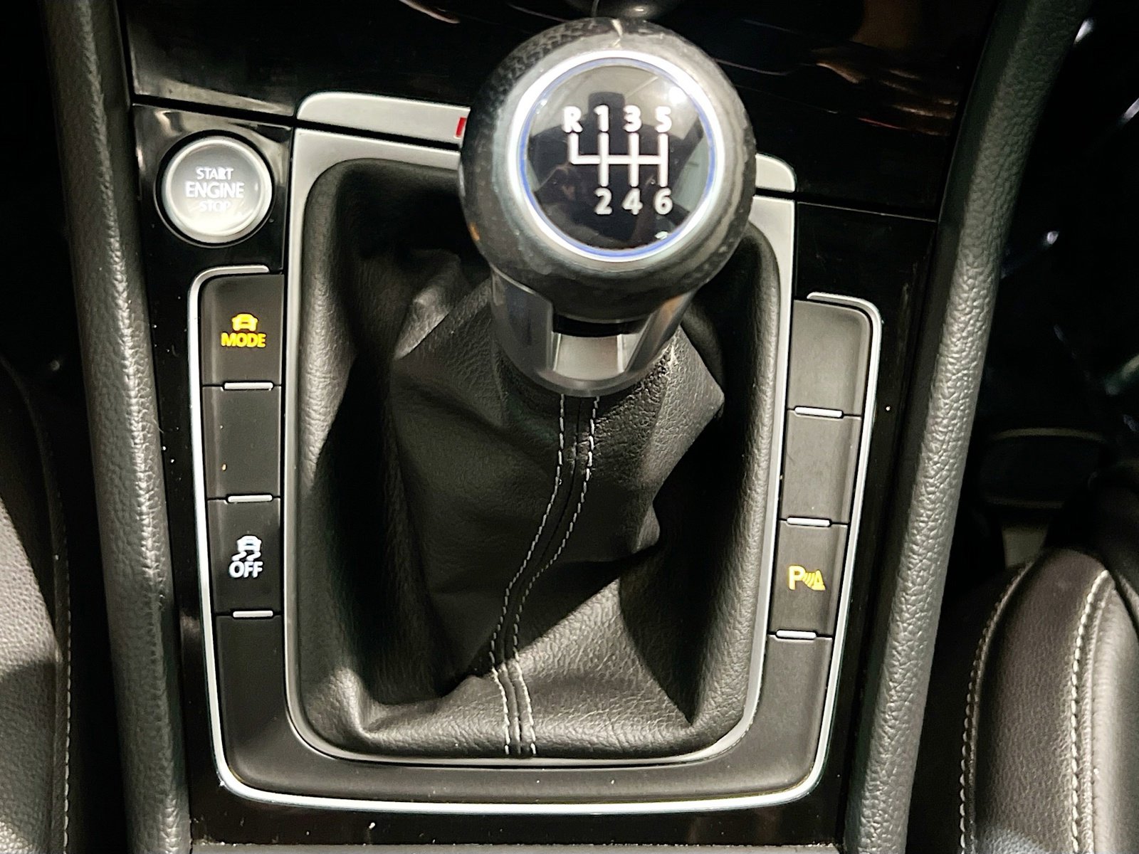 Used 2016 Volkswagen Golf R 4-Door image 13