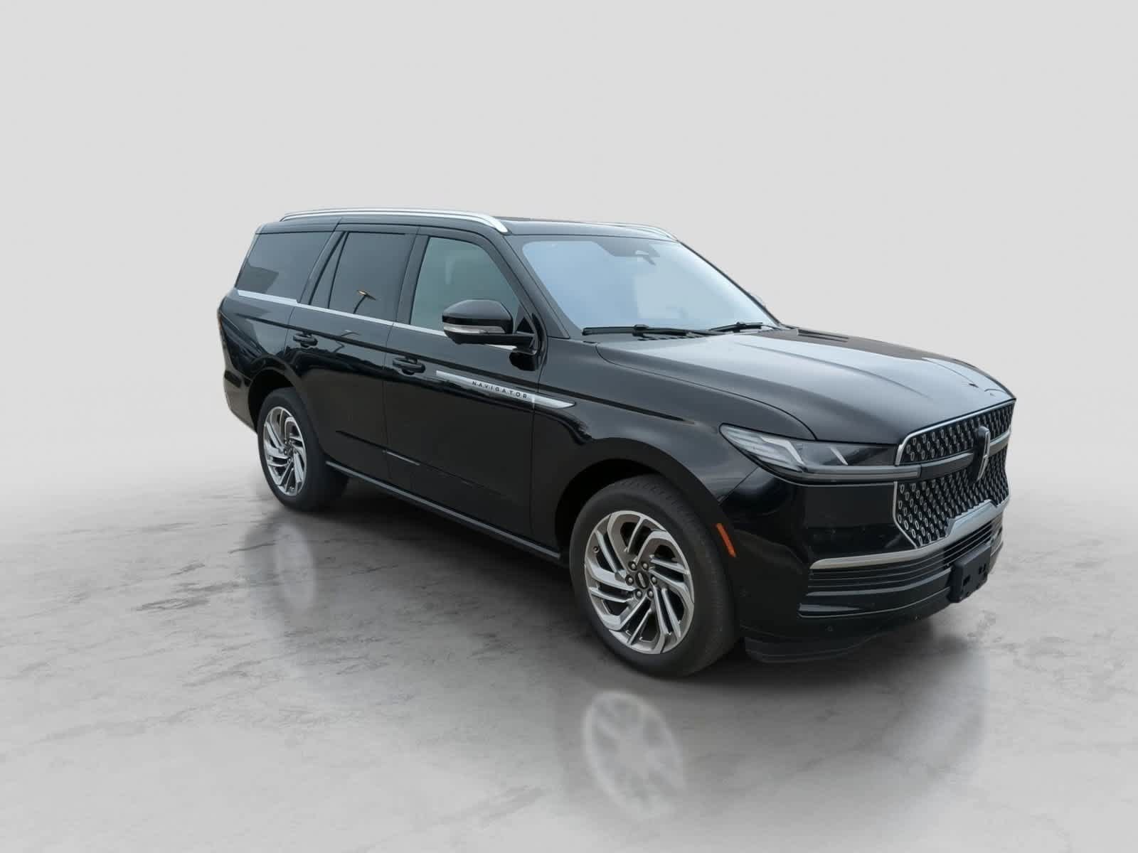 Used 2025 Lincoln Navigator Reserve AWD/4WD image 2